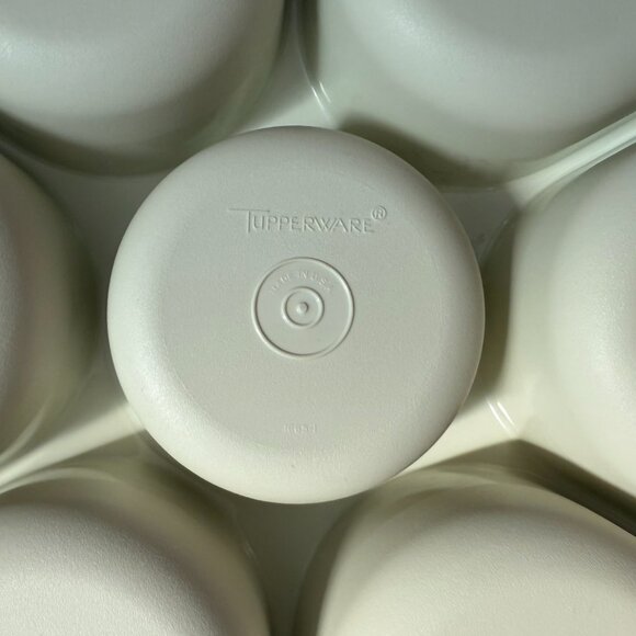 Tupperware Divided Snack and Dip Tray with Bowl - Picture 6 of 16